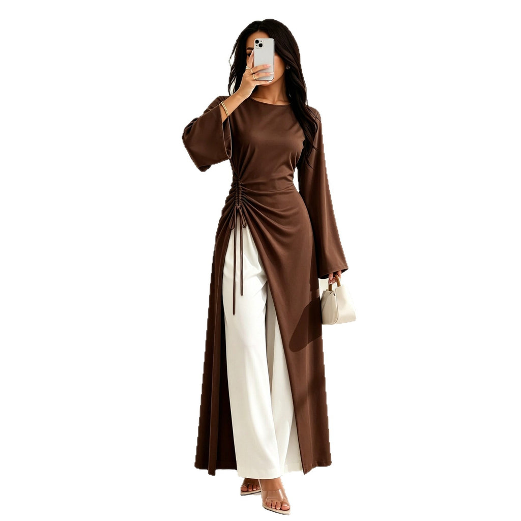 Vestido largo elegante con cintura fruncida, manga acampanada y abertura