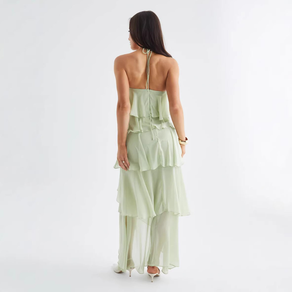 Vestido largo sin mangas con volantes y cuello halter