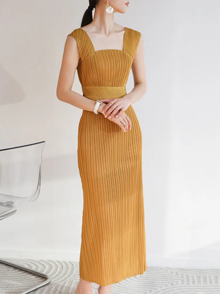 Conjunto plisado de vestido recto y chal asimétrico
