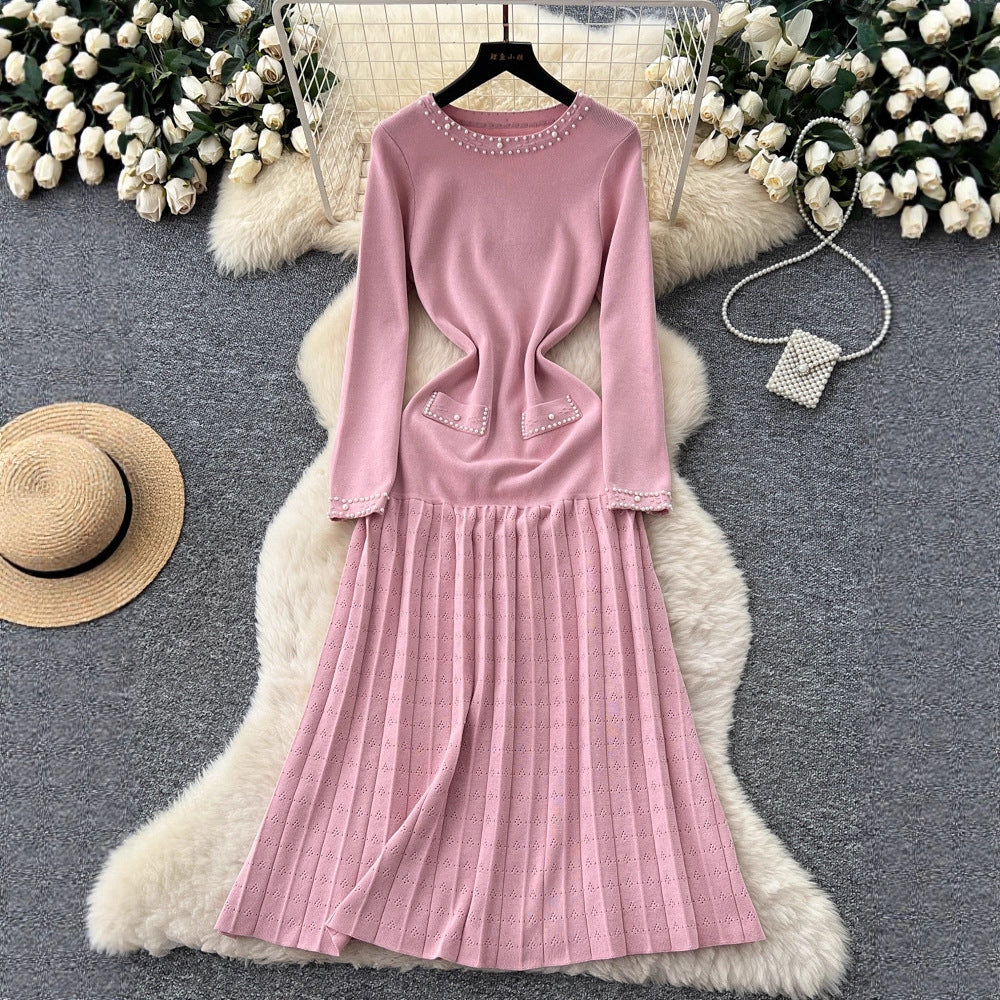 Vestido de punto plisado de manga larga con perlas