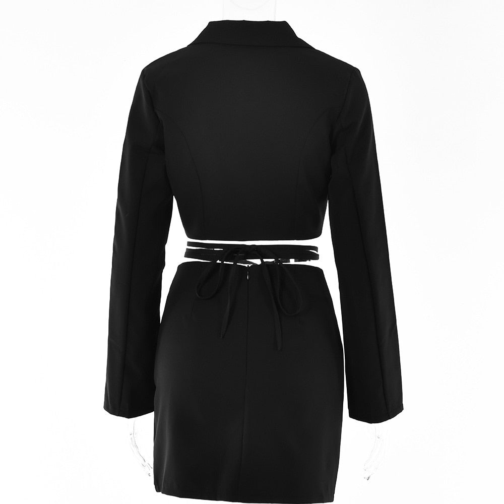 Conjunto elegante de top corto y minifalda con abertura
