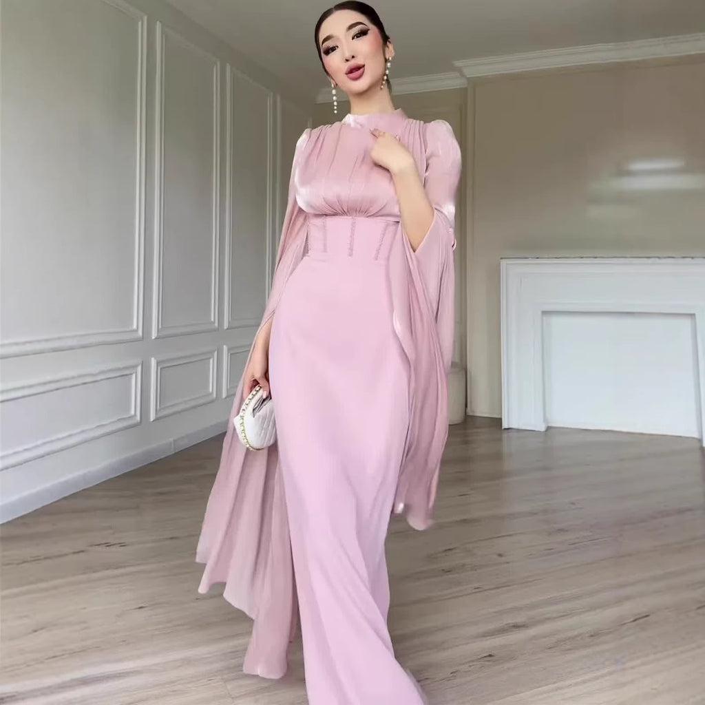 Vestido largo fluido de manga acampanada y cuello semialto