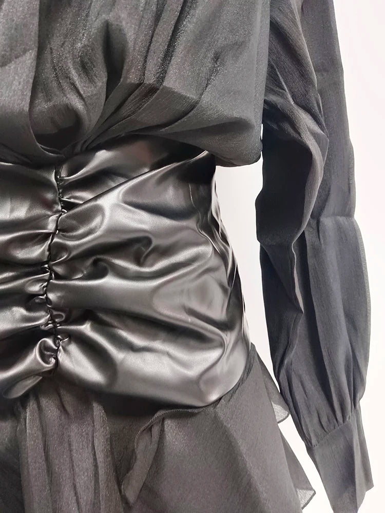 Vestido corto efecto piel con cuello camisero y falda plisada
