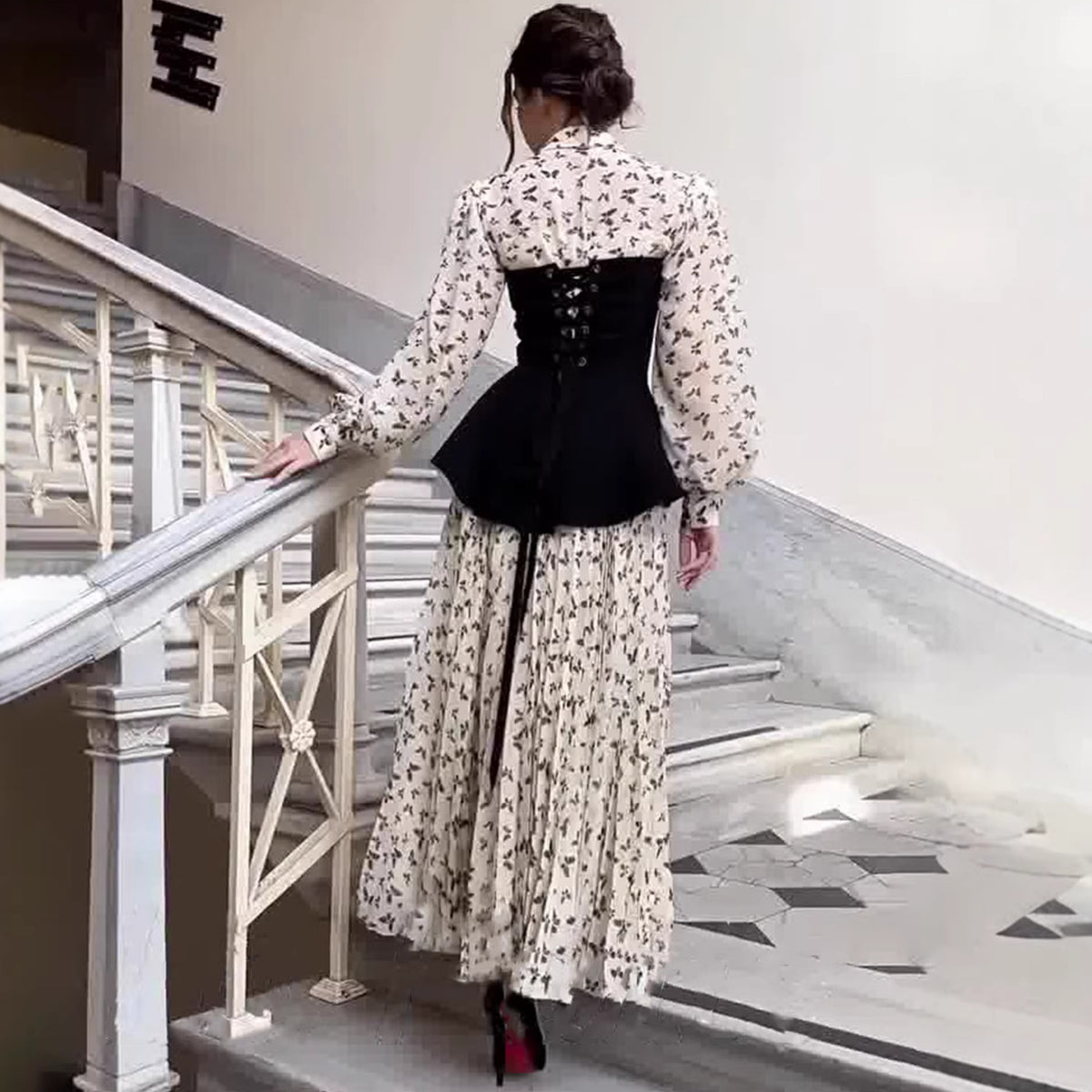 Vestido largo elegante con pedrería y escote cuadrado