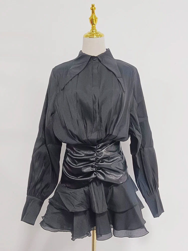 Vestido corto efecto piel con cuello camisero y falda plisada