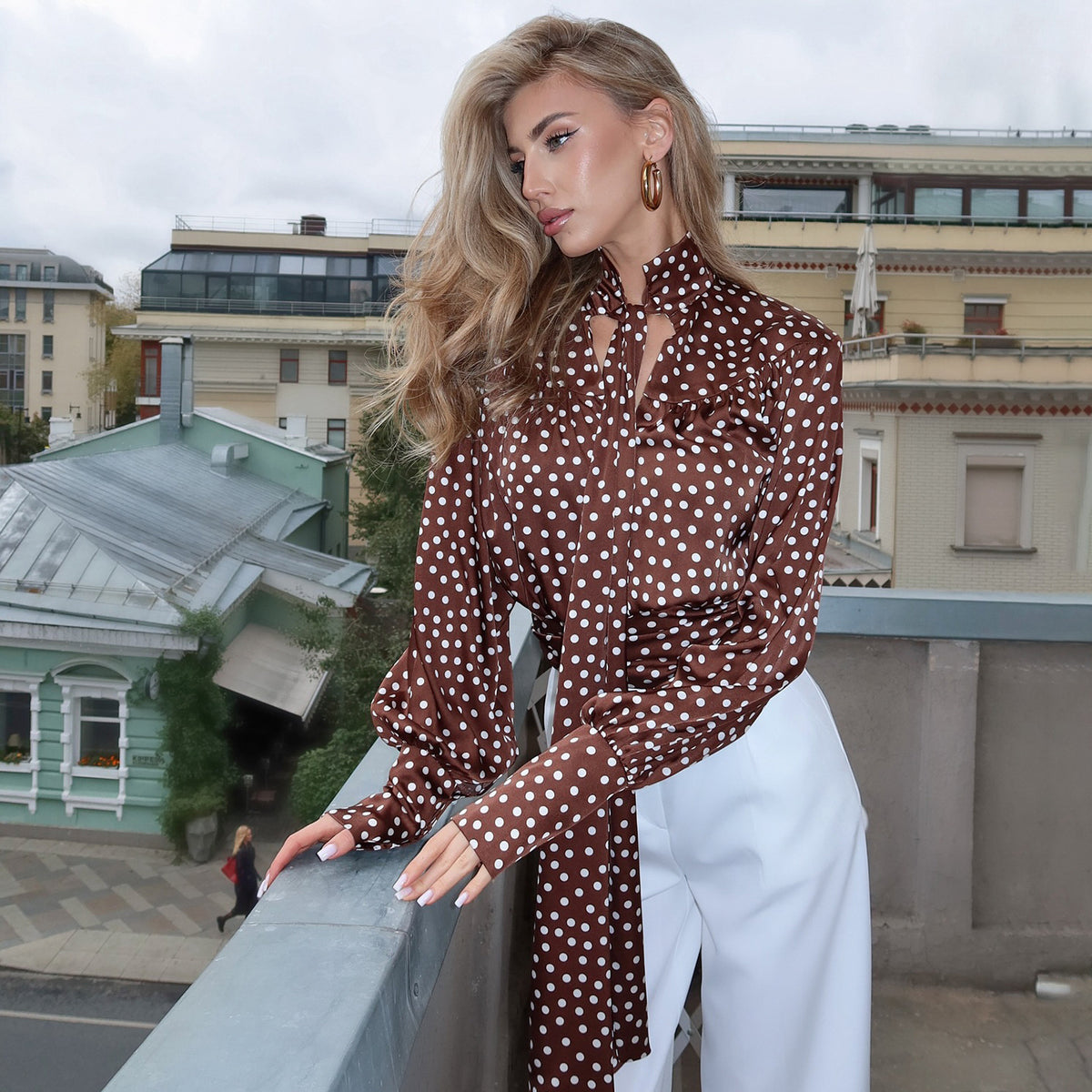 Blusa satinada de lunares con cintura anudada