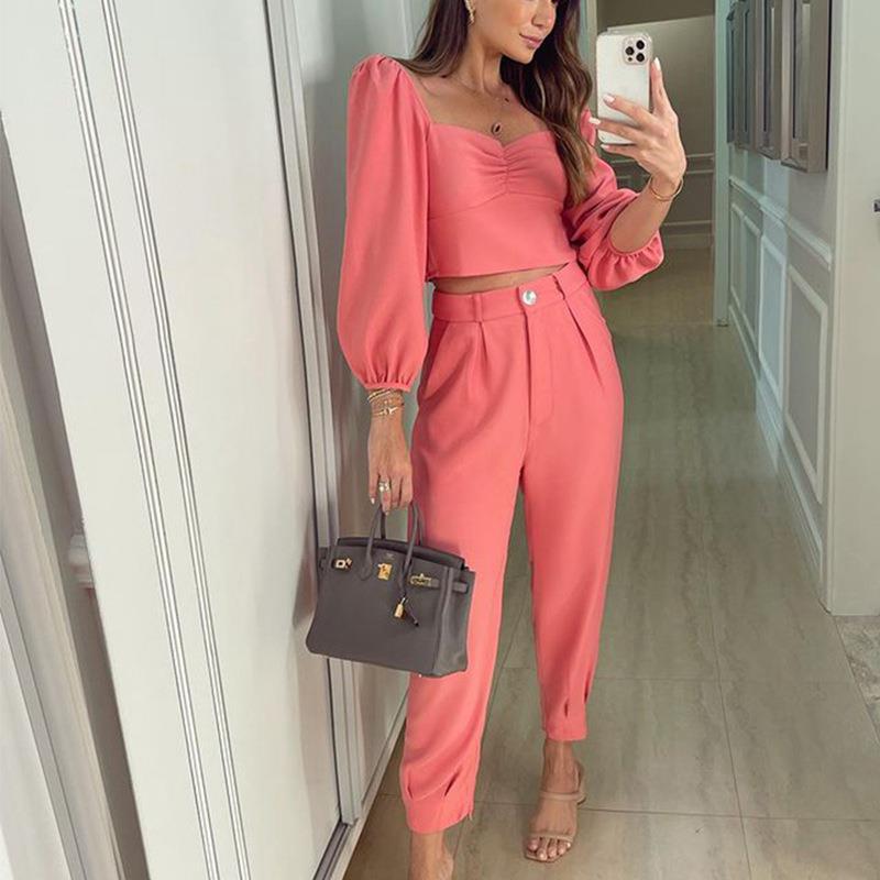 Conjunto de top corto con cuello cuadrado y pantalón holgado