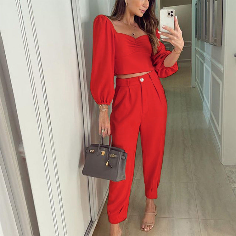 Conjunto de top corto con cuello cuadrado y pantalón holgado