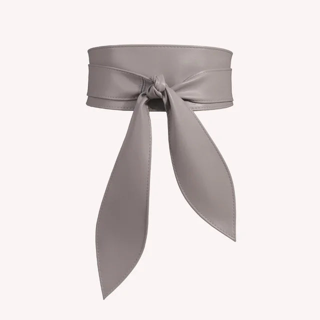 Cinturón ancho con lazo decorativo