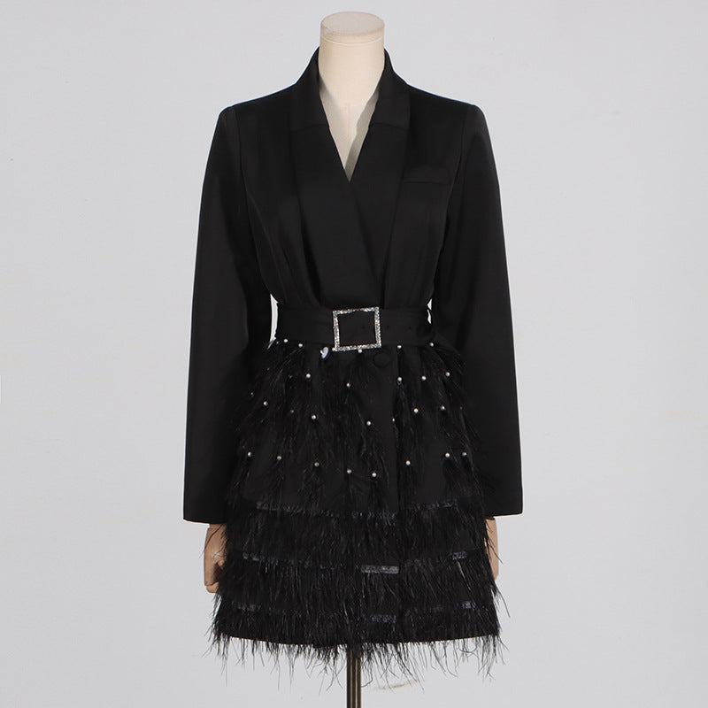 Vestido blazer entallado con pedrería y plumas