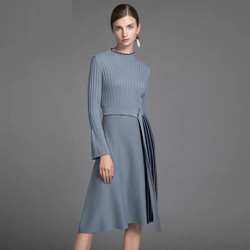 Vestido midi de punto a rayas con manga acampanada