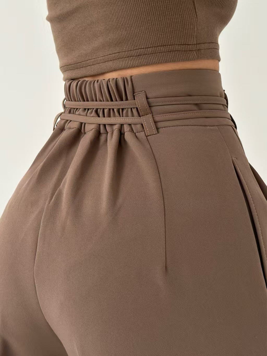Pantalón recto de tiro alto con cinturón