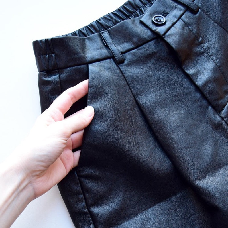 Bermudas holgadas de efecto piel con cintura elástica
