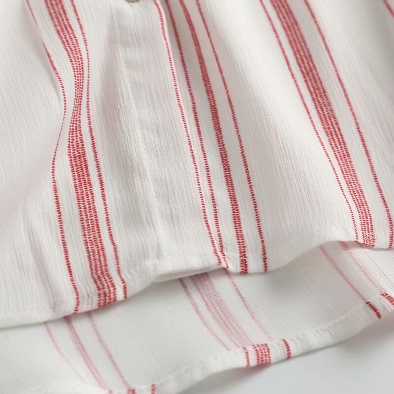 Blusa roja de rayas con volantes y manga larga