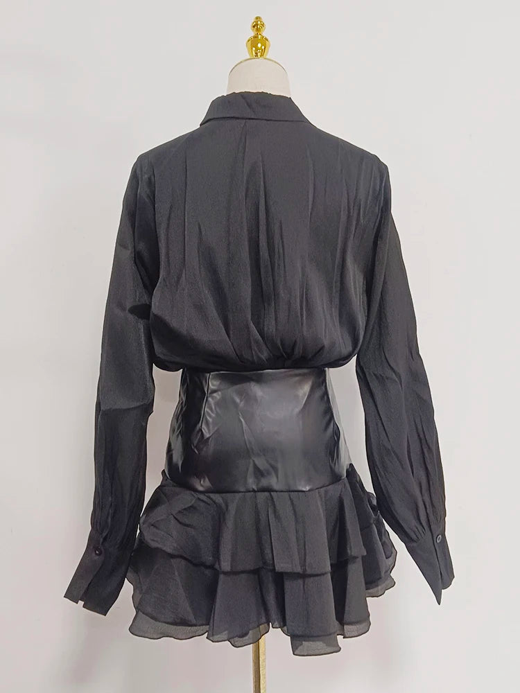 Vestido corto efecto piel con cuello camisero y falda plisada