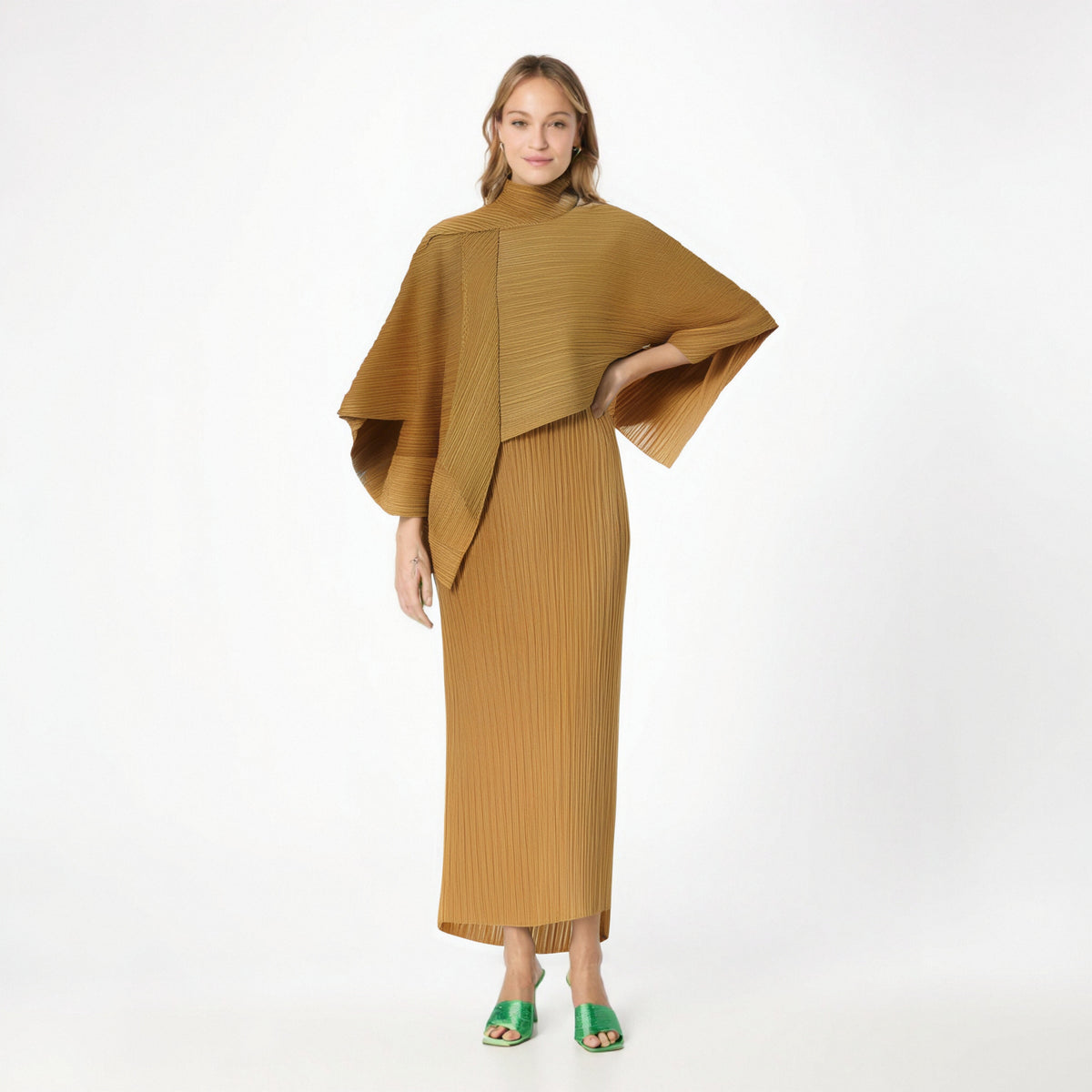 Conjunto plisado de vestido recto y chal asimétrico