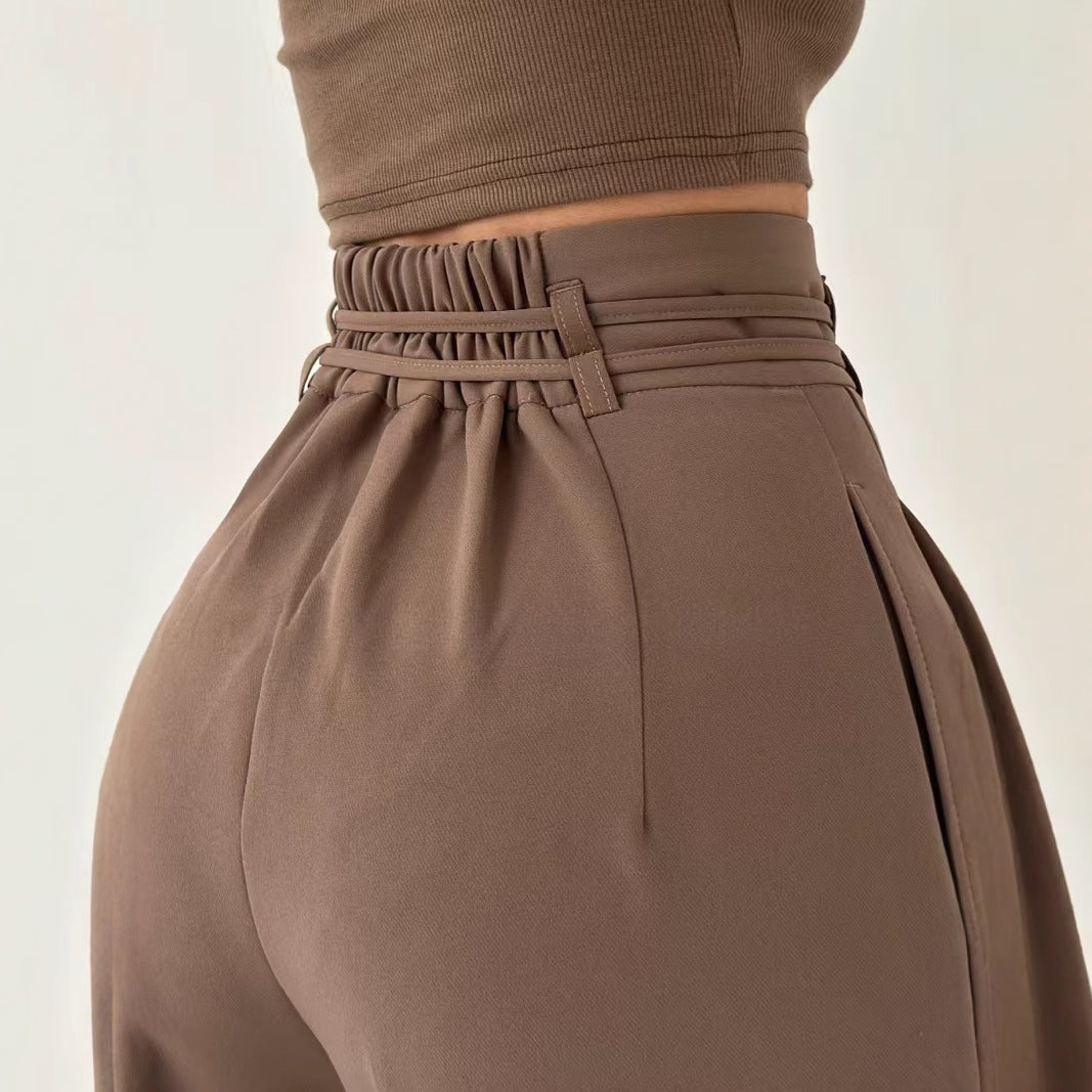 Pantalón recto de tiro alto con cinturón