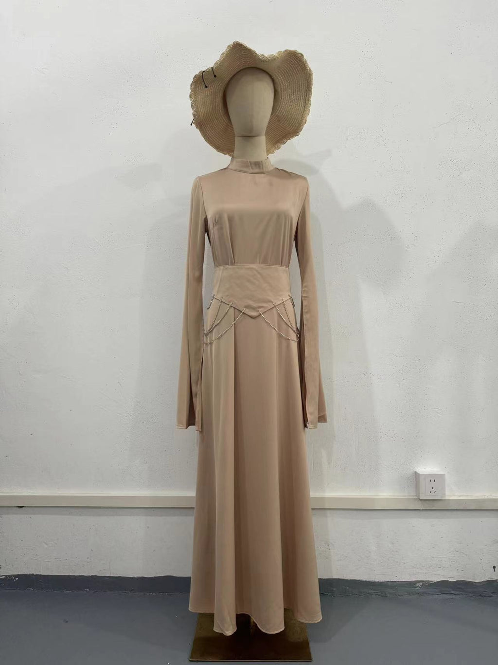 Vestido largo satinado de cuello alto y manga larga