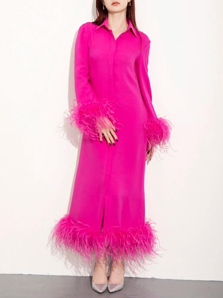 Vestido largo elegante con plumas, solapa y manga larga