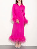 Vestido largo elegante con plumas, solapa y manga larga