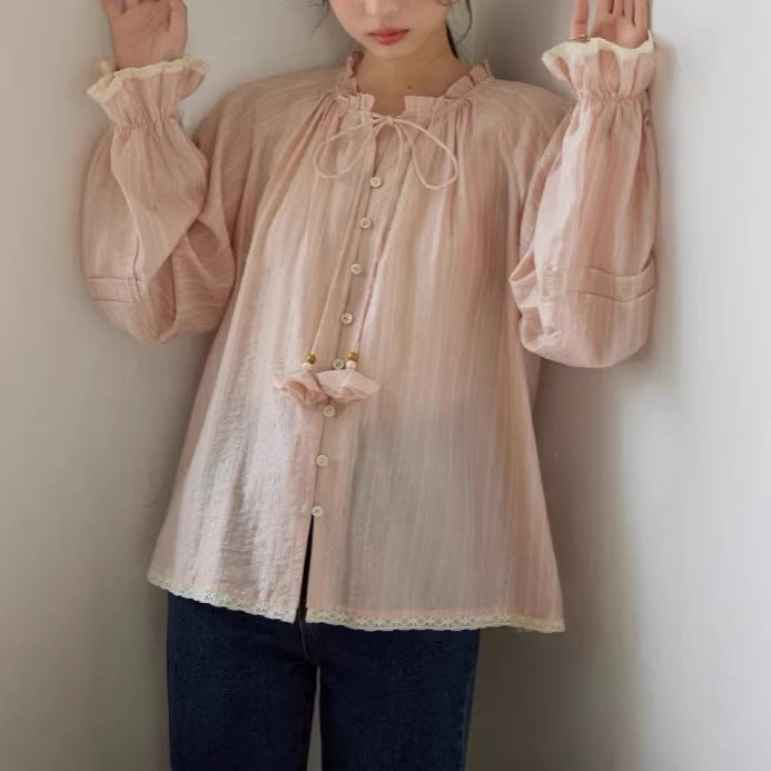 Blusa rosa con cuello de volantes y lazada trasera