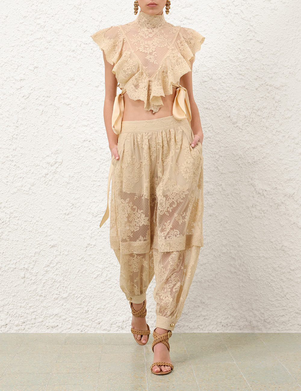 Conjunto sin mangas con top anudado y pantalón holgado
