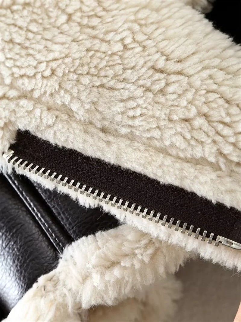 Chaqueta corta de efecto piel con borreguito