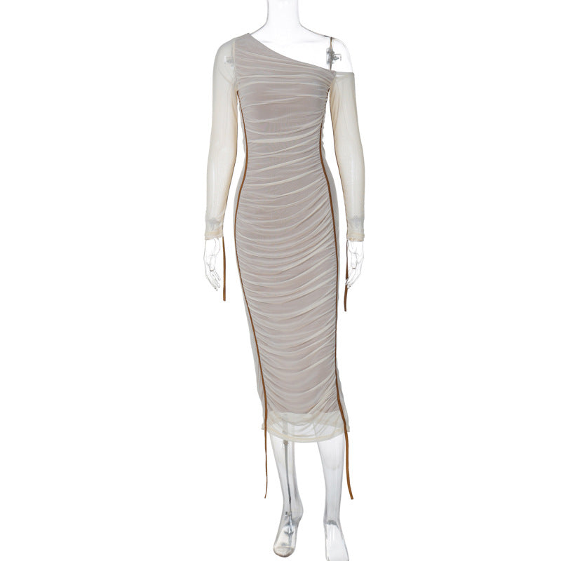 Vestido midi plisado con tul, hombros descubiertos y manga larga