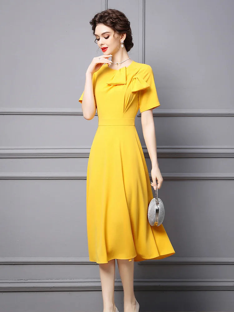 Vestido midi amarillo de corte evasé con lazo