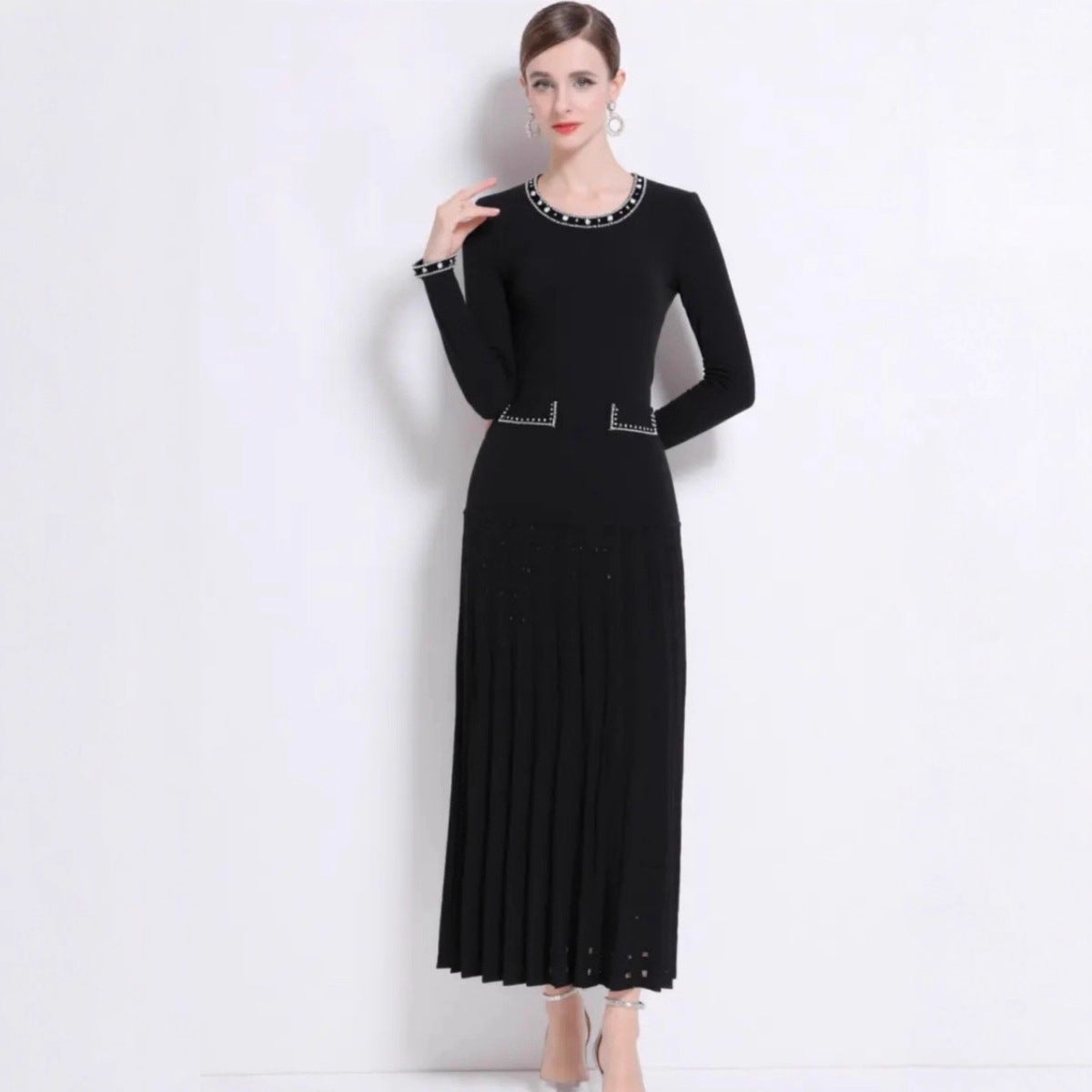 Vestido de punto plisado de manga larga con perlas