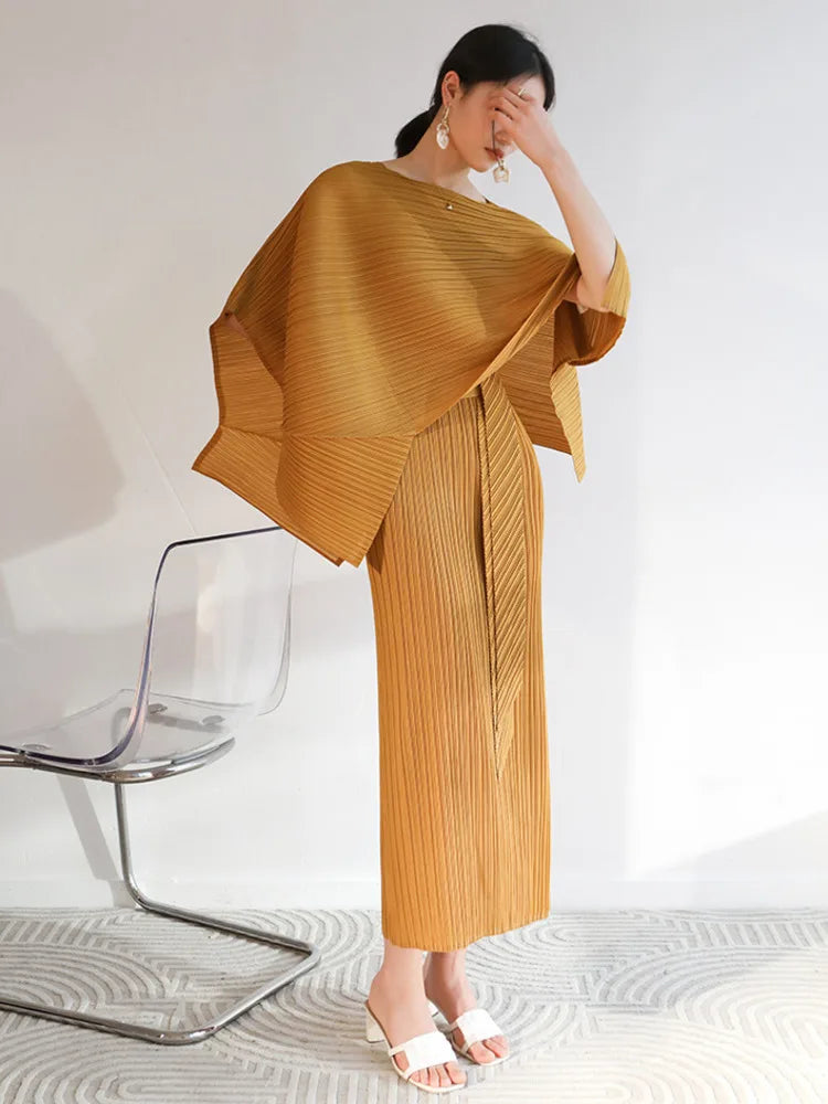 Conjunto plisado de vestido recto y chal asimétrico