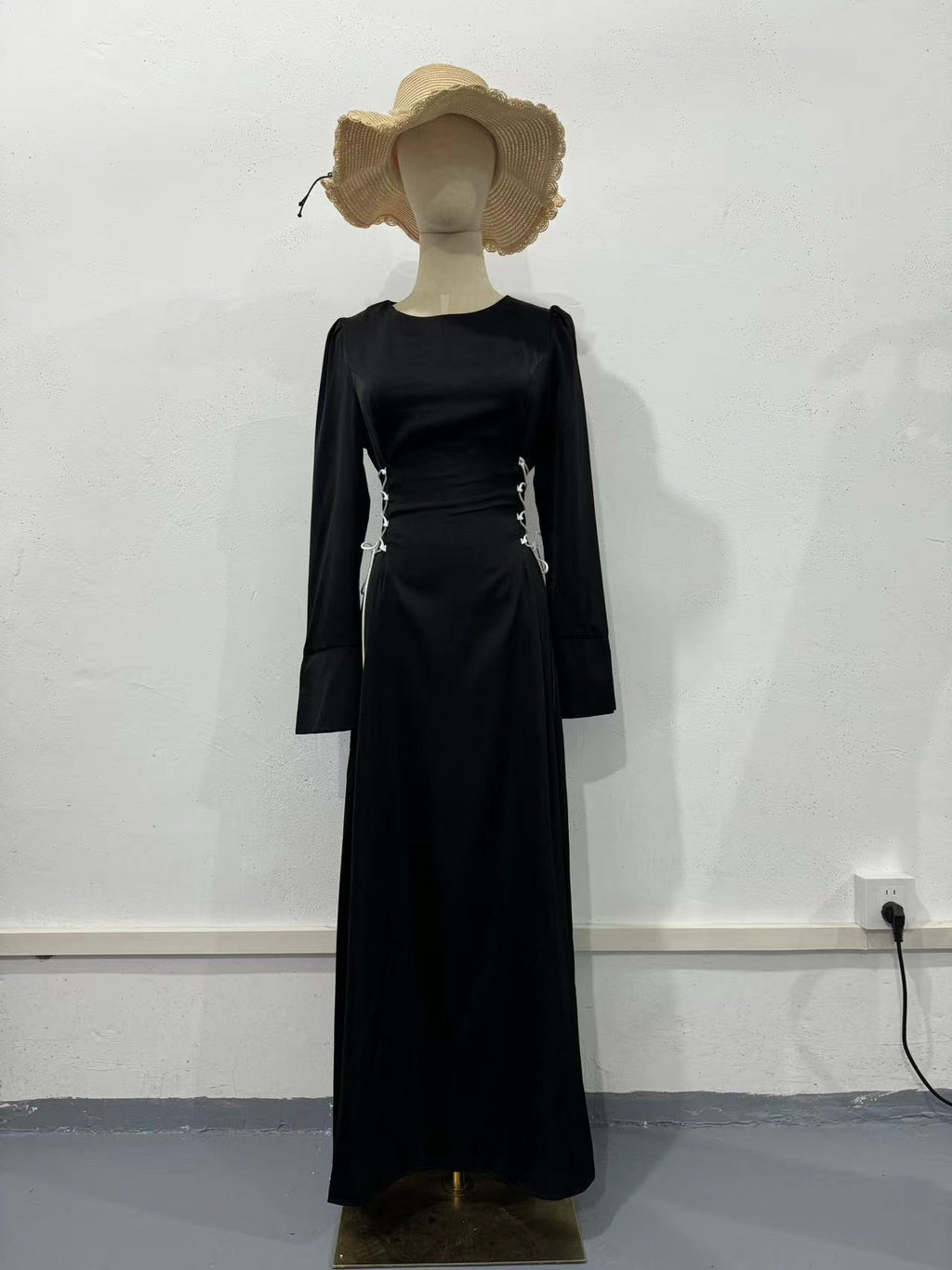 Vestido largo entallado con cinturón y manga acampanada