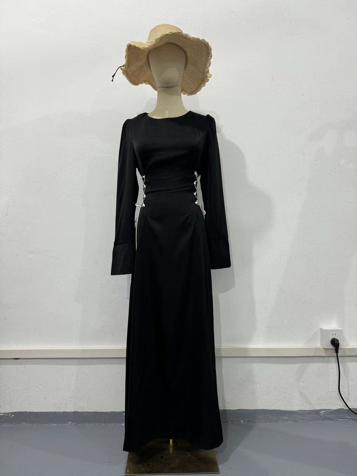 Vestido largo entallado con cinturón y manga acampanada