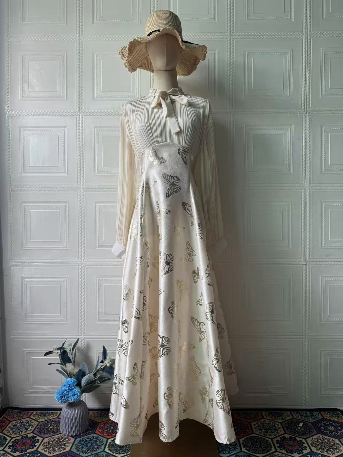 Vestido largo estampado con detalles dorados y manga larga