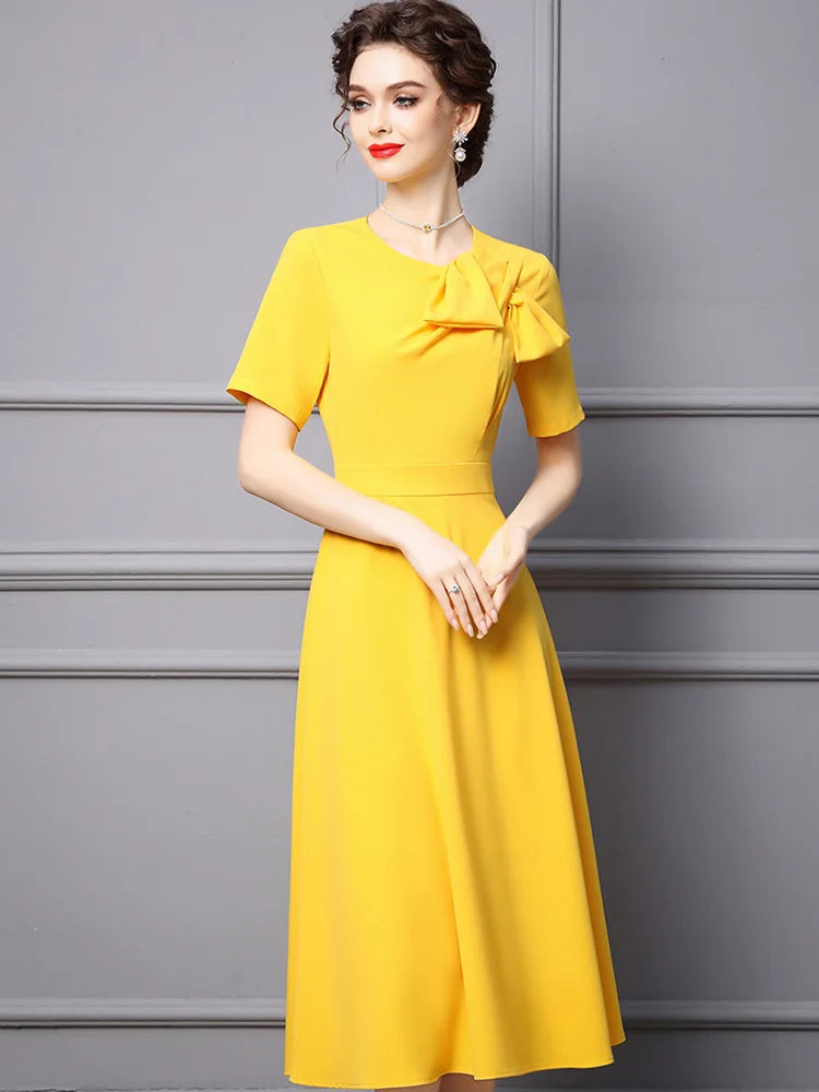 Vestido midi amarillo de corte evasé con lazo
