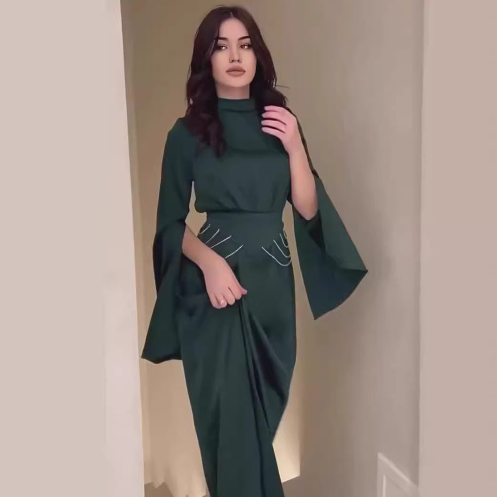 Vestido largo satinado de cuello alto y manga larga