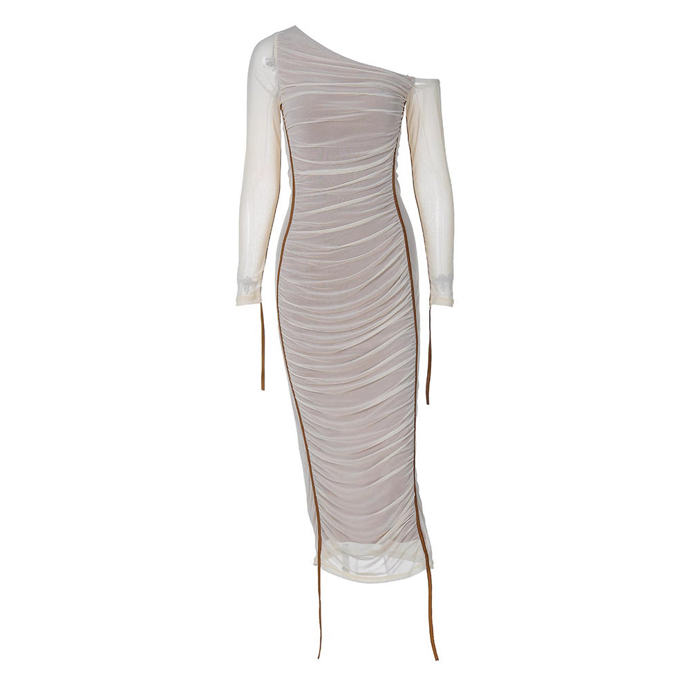 Vestido midi plisado con tul, hombros descubiertos y manga larga