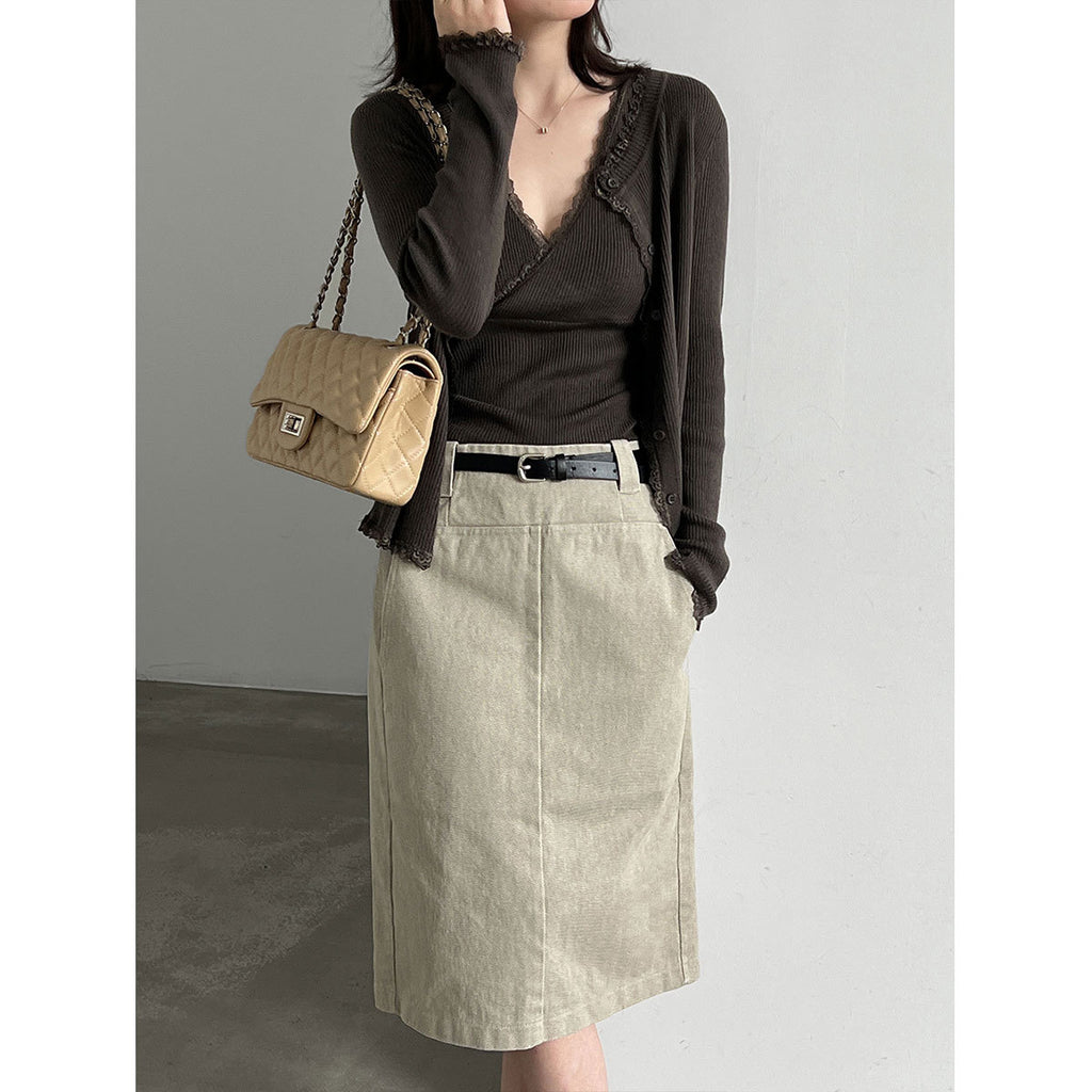 Conjunto de punto con top de escote en V y cárdigan de encaje