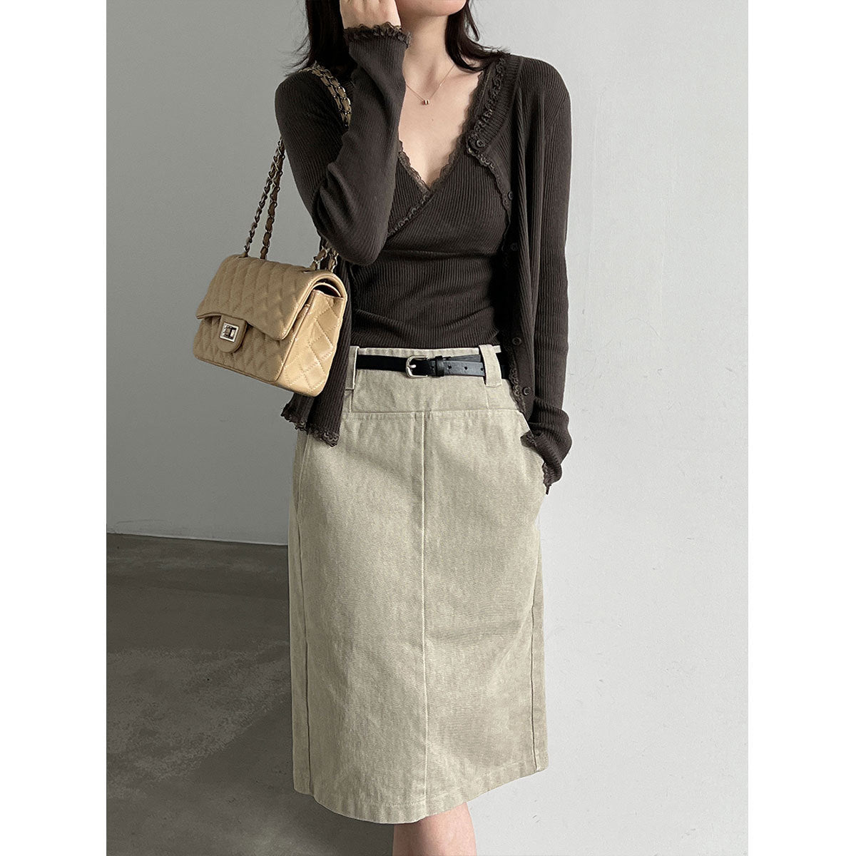 Conjunto de punto con top de escote en V y cárdigan de encaje