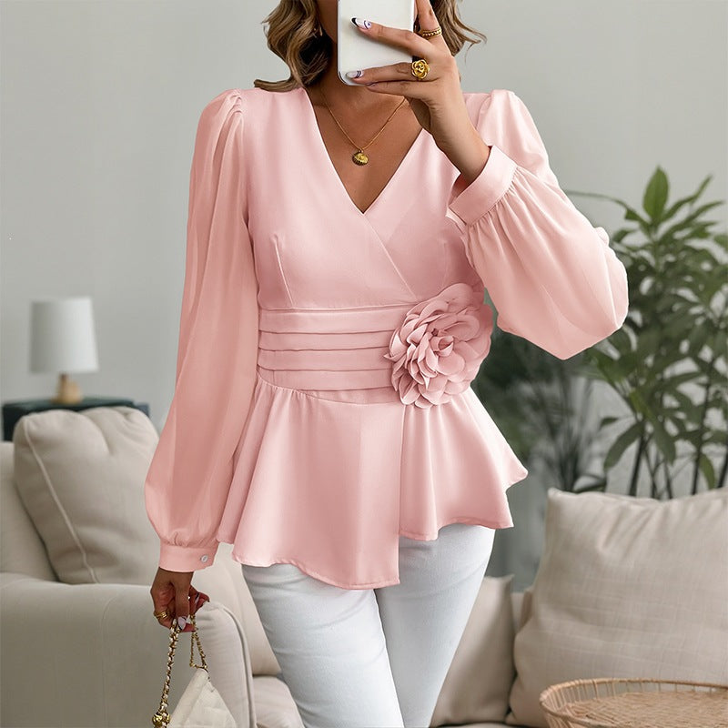 Camisa entallada con flores 3D y escote en V