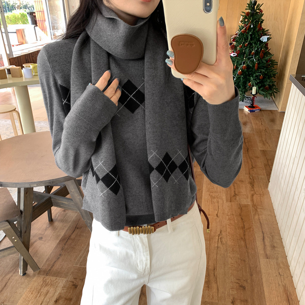 Conjunto de punto con jersey corto y bufanda de cuadros