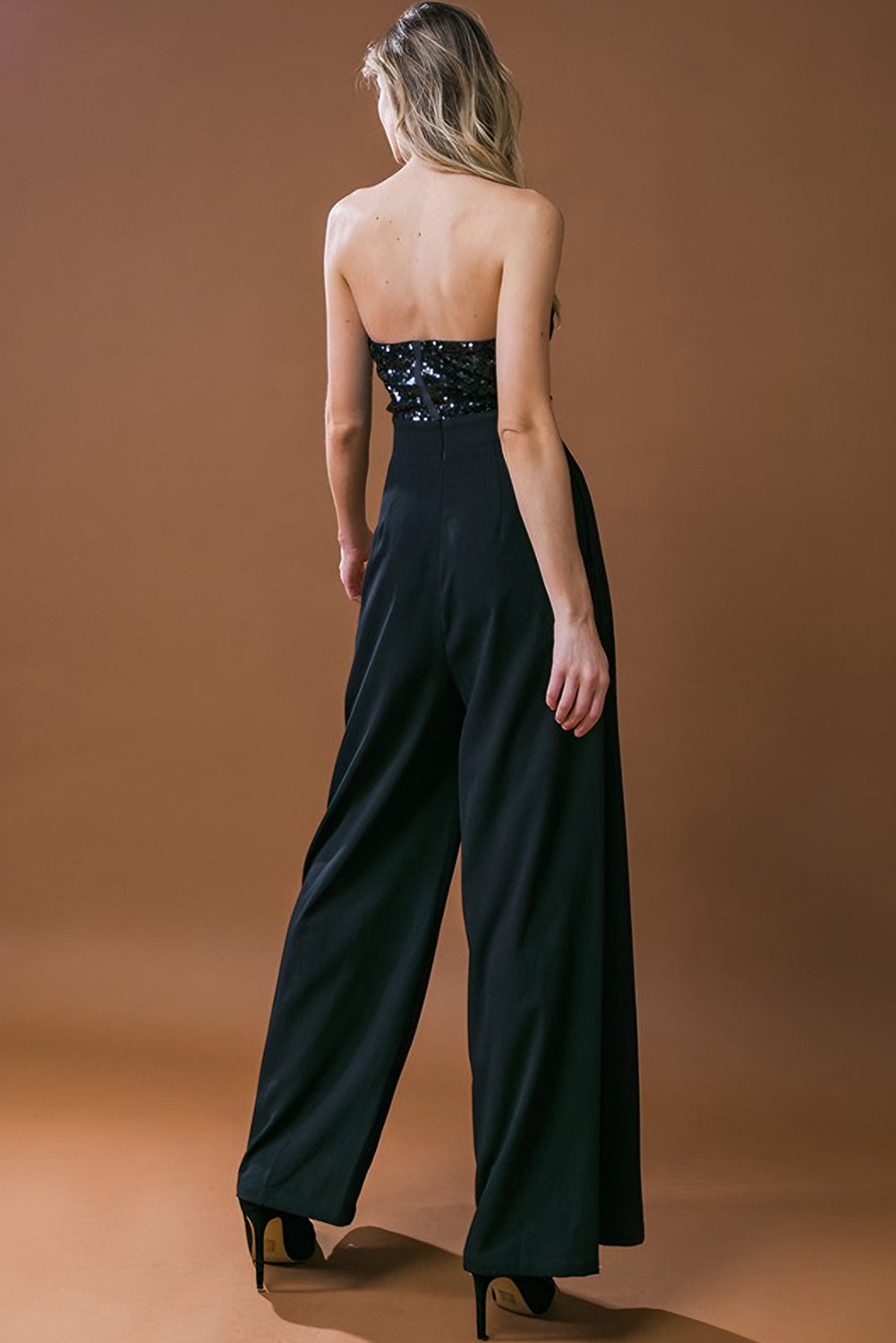 Mono negro de pierna ancha con top de lentejuelas