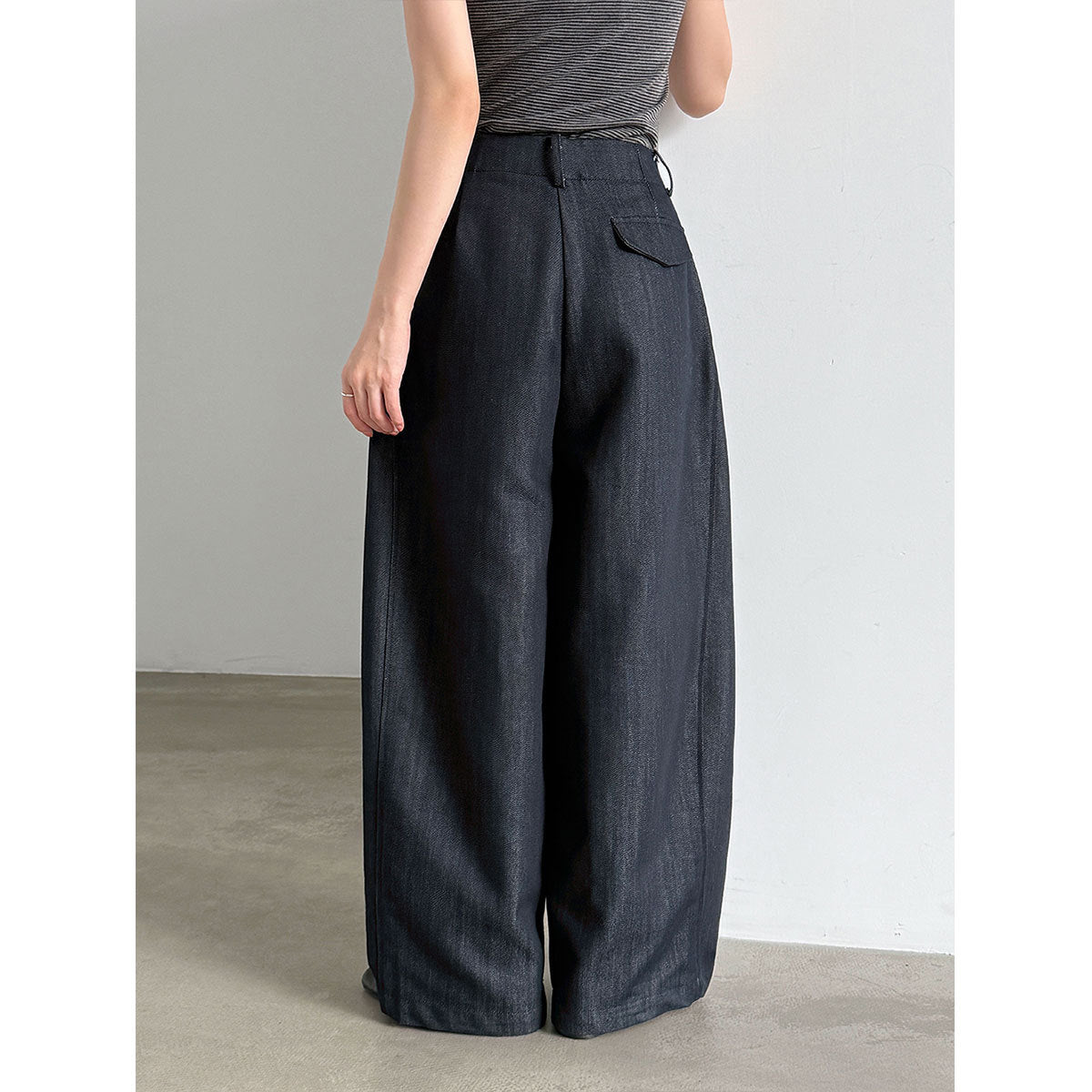 Pantalón ancho de cintura alta con caída fluida