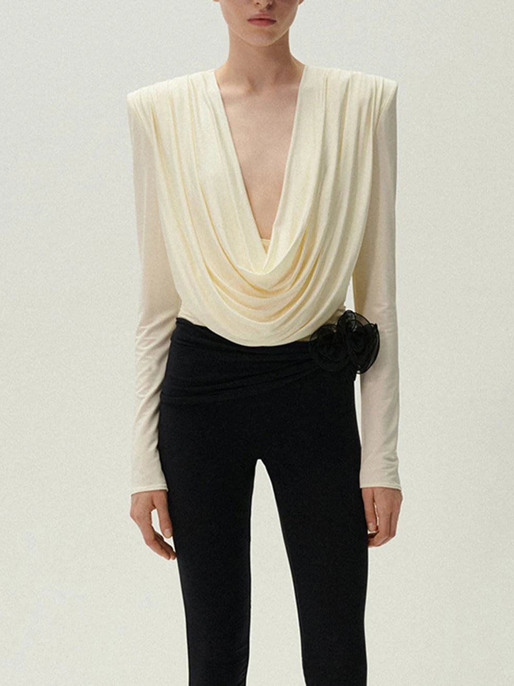 Top elegante de manga larga con cuello drapeado