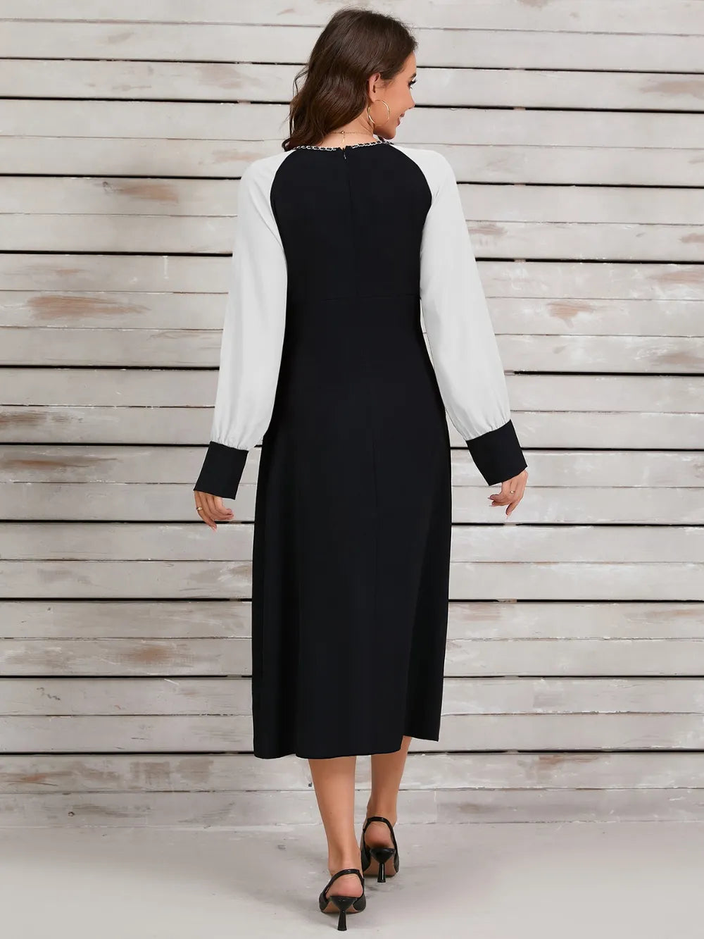 Vestido midi fruncido de manga larga con contraste