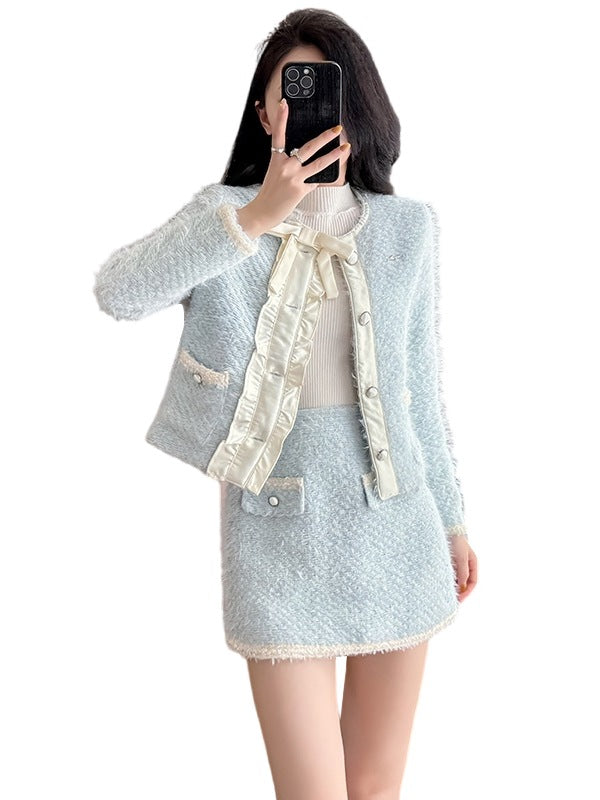Conjunto azul de blazer y falda de cintura alta