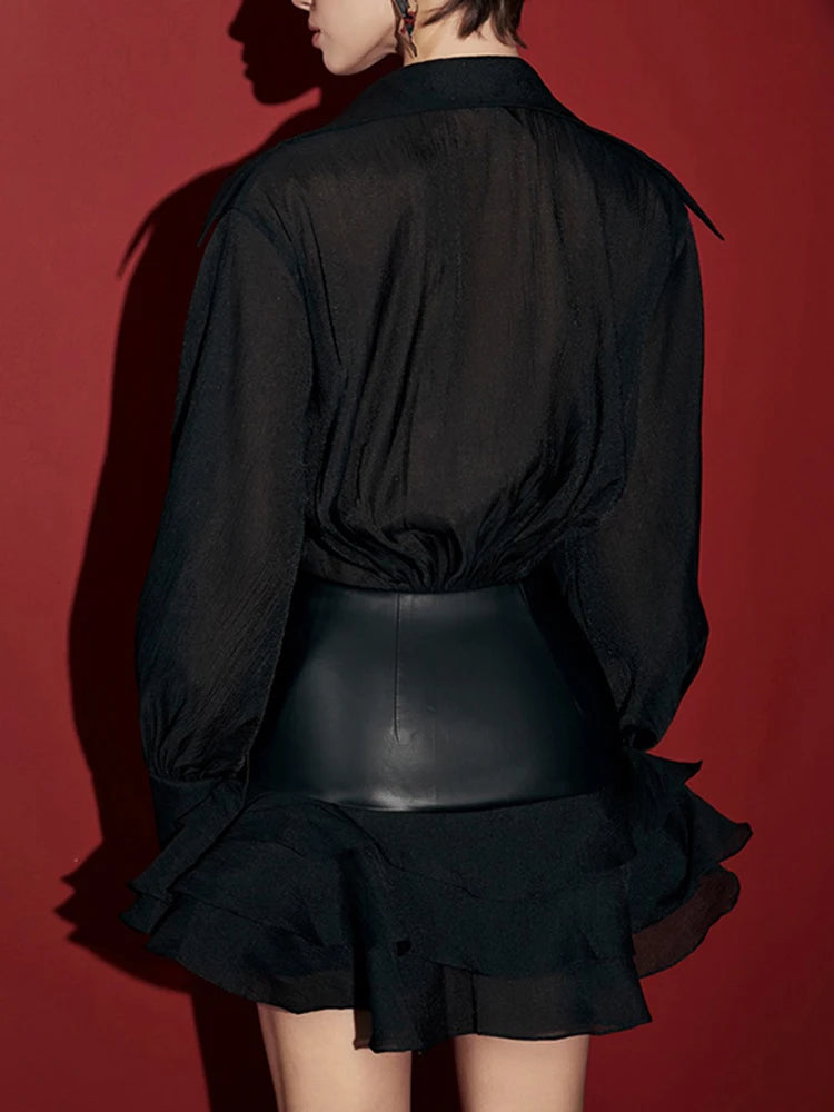 Vestido corto efecto piel con cuello camisero y falda plisada