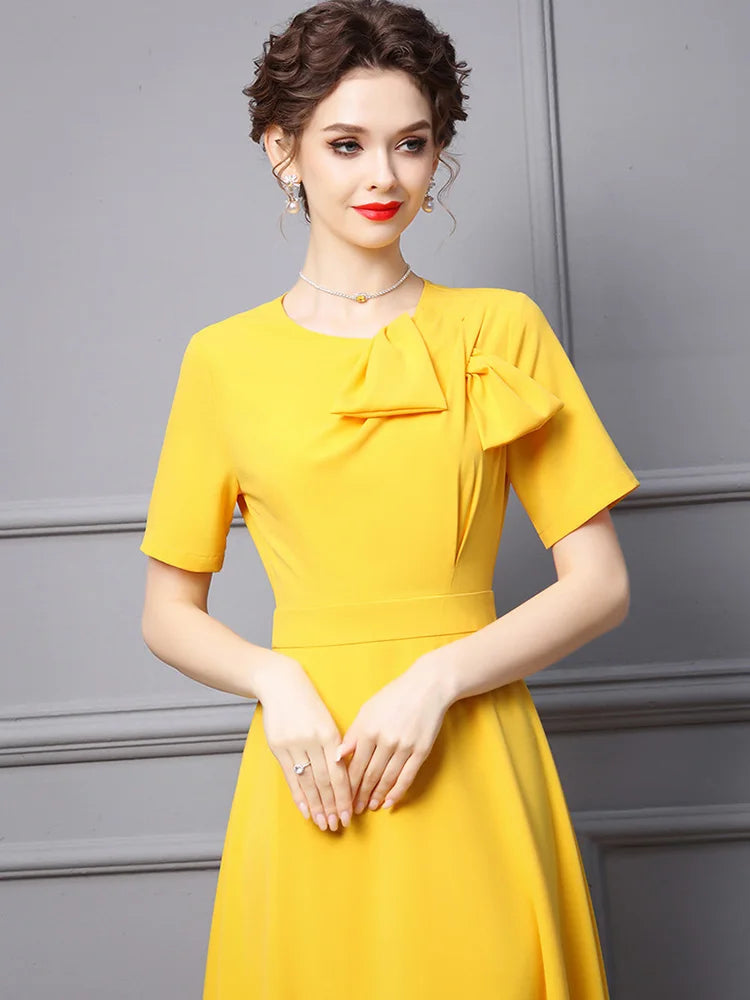 Vestido midi amarillo de corte evasé con lazo
