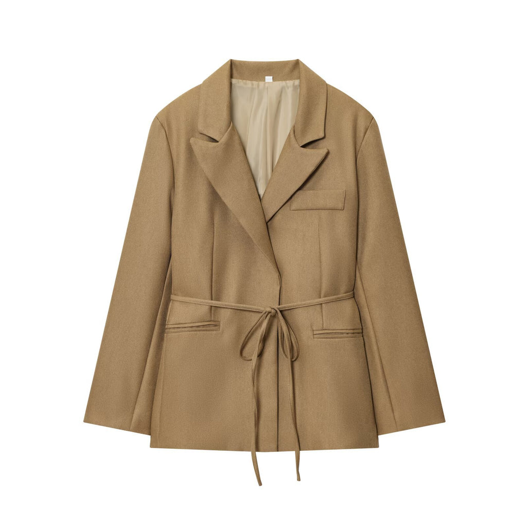 Blazer con cinturón y cuello de solapa
