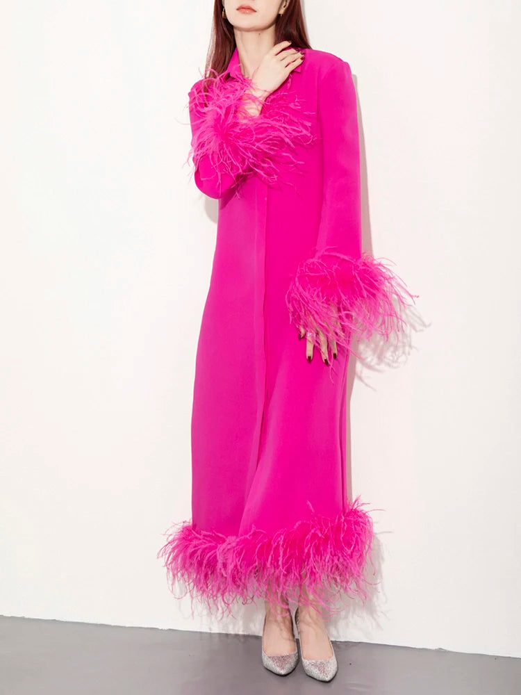 Vestido largo elegante con plumas, solapa y manga larga
